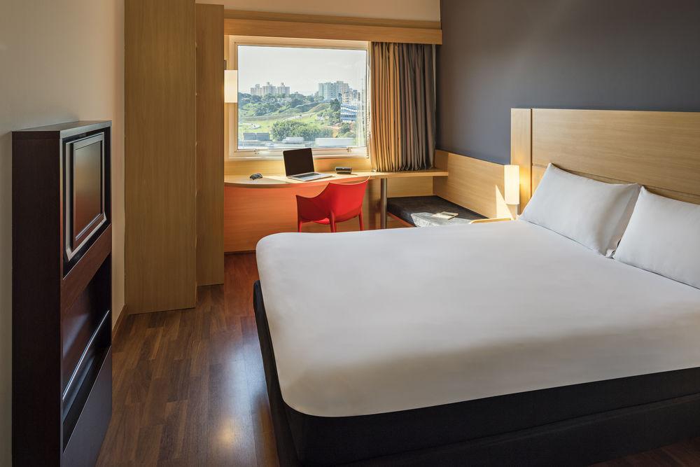 Ibis Dutra